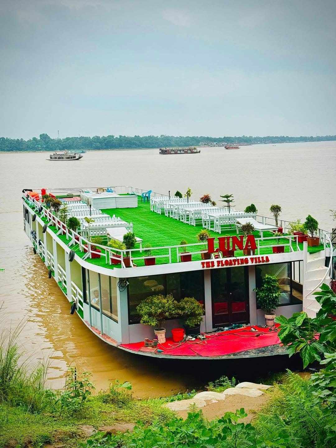 LUNA THE FLOATING VILLA photo 2